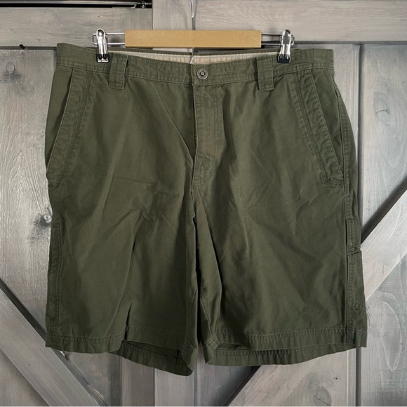 Columbia Men’s Olive Green Cargo Short Size 38 L 9‎ 100% cotton Omni-shield - Picture 1 of 9